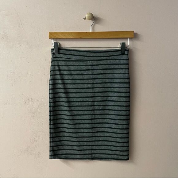 Charlotte Russe Dark Gray Striped Knee Length Skirt EUC Size M - Picture 1 of 11